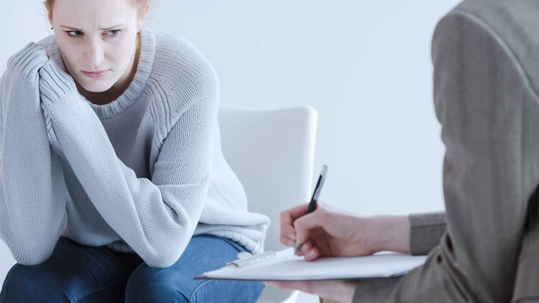 грустная женщина говорит с психологом