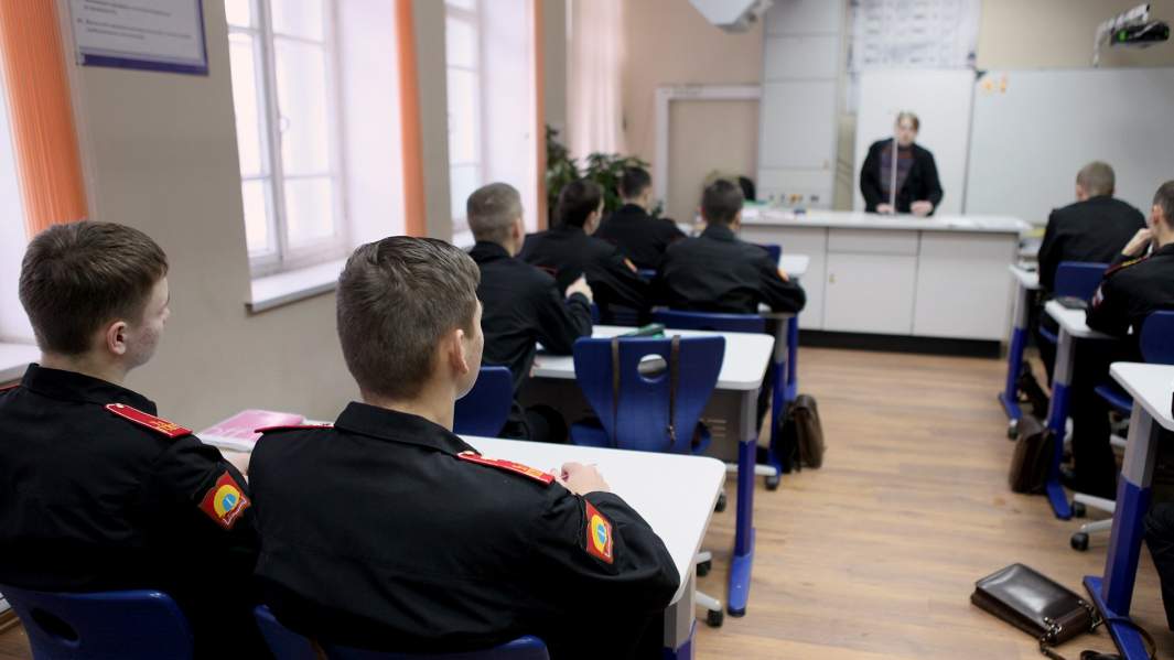 курсанты суворовского училища на занятиях