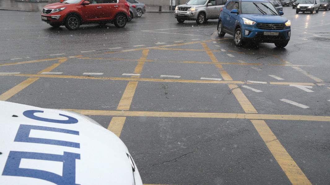 Автомобили на «вафельной» разметке в Москве