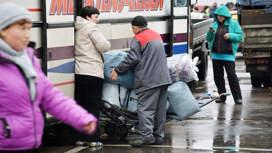 Торговцы у междугороднего автобуса