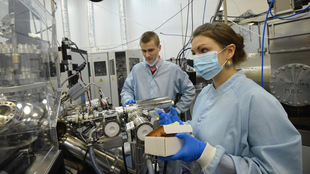 Лаборанты  во время эксперимента 