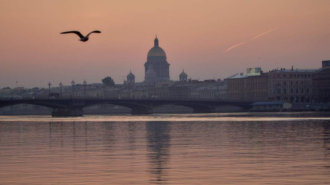 Вид с реки Невы на Санкт-Петербург