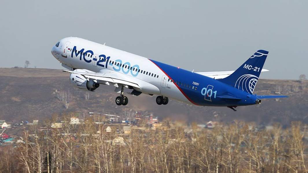 Самолет МС-21 совершает взлет в аэропорту Иркутск