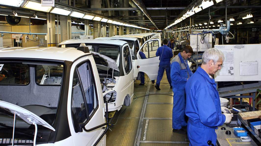 Рабочие в сборочном цеху автомобиля «Газель» на Горьковском автомобильном заводе
