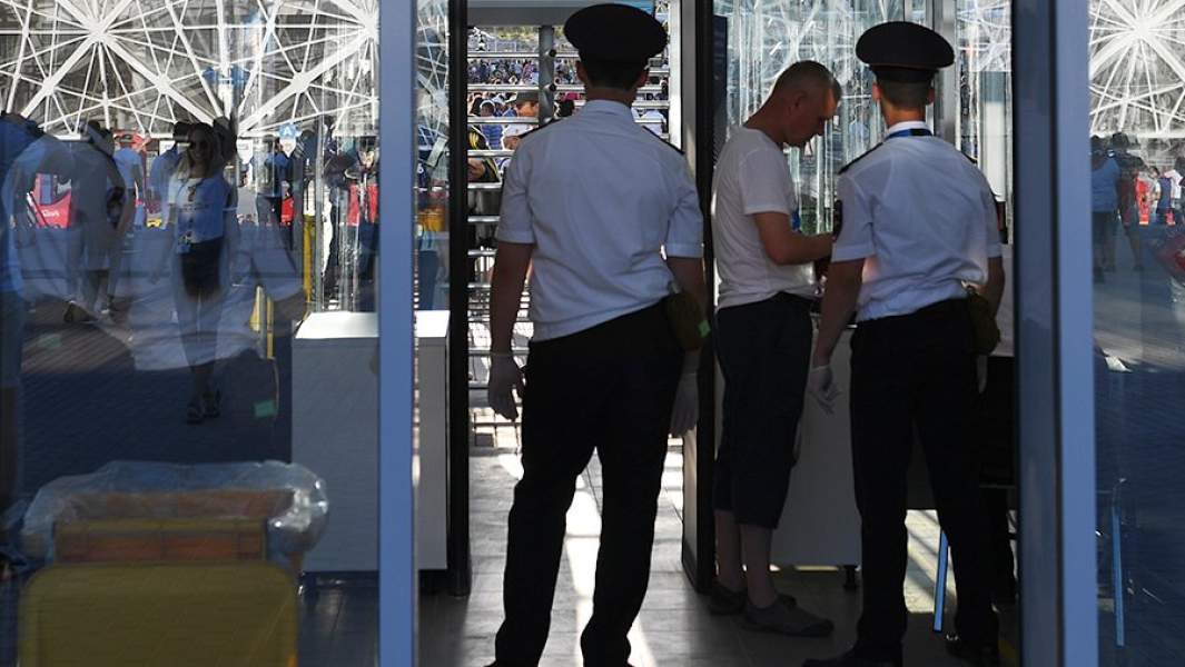 Сотрудники полиции досматривают болельщиков перед началом матча группового этапа чемпионата мира по футболу между сборными Туниса и Англии