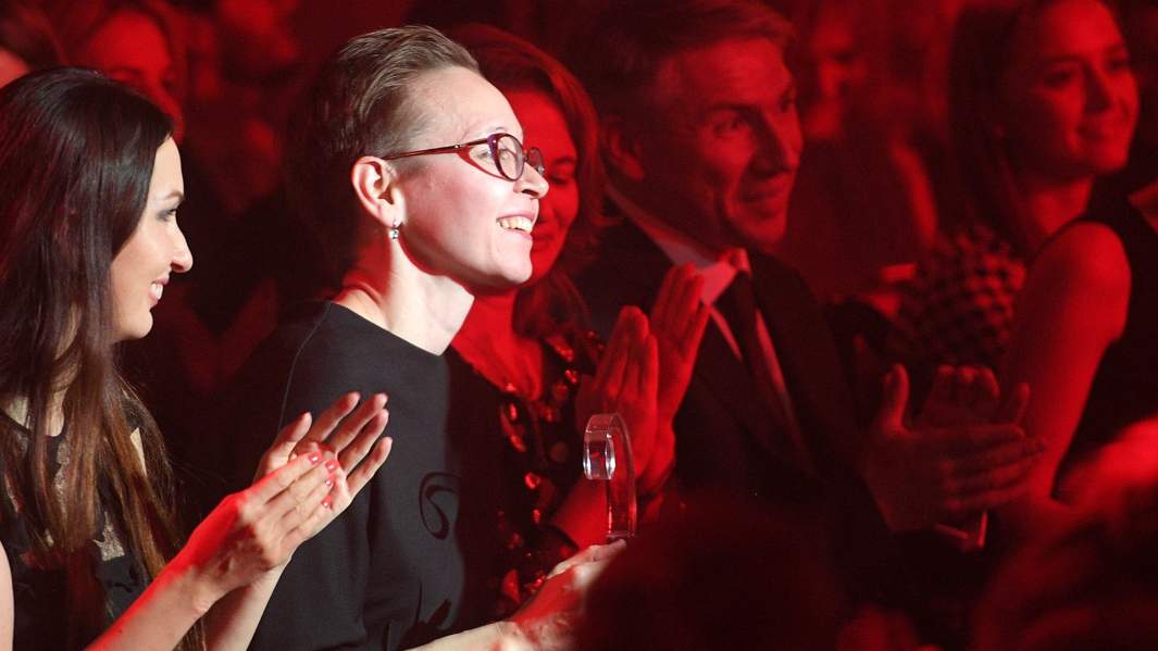 Писательница Гузель Яхина, получившая приз в номинации «Литература» (роман «Дети мои»), на церемонии вручения премии «Сноб. Сделано в России» в Москве