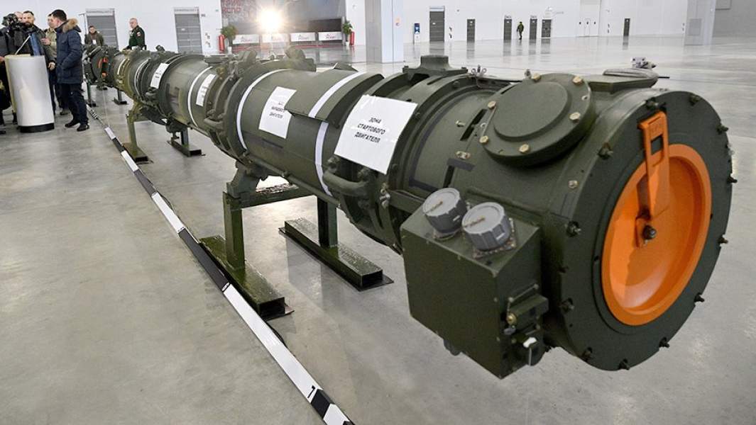 Транспортно-пусковой контейнер с крылатой ракетой 9М729 ракетного комплекса «Искандер-М», продемонстрированной после брифинга Министерства обороны РФ для военных атташе, российских и зарубежных СМИ в КВЦ «Патриот»