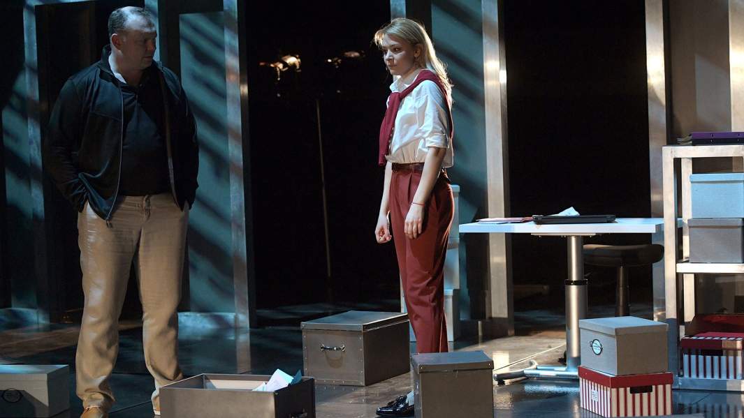 Илья Исаев в роли Джерри и Ирина Таранник в роли Хиллари в сцене из спектакля «Проблема» по пьесе Тома Стоппарда в постановке Алексея Бородина в Российском академическом молодежном театре (РАМТ)