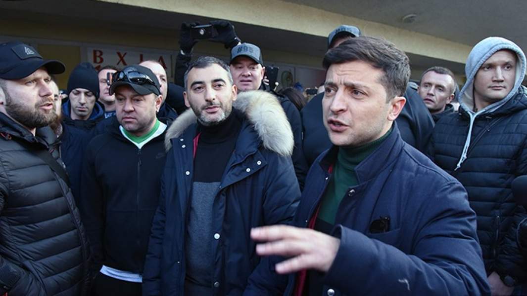 Кандидат в президенты Украины Владимир Зеленский во время общения с участниками митинга своих противников во Львове