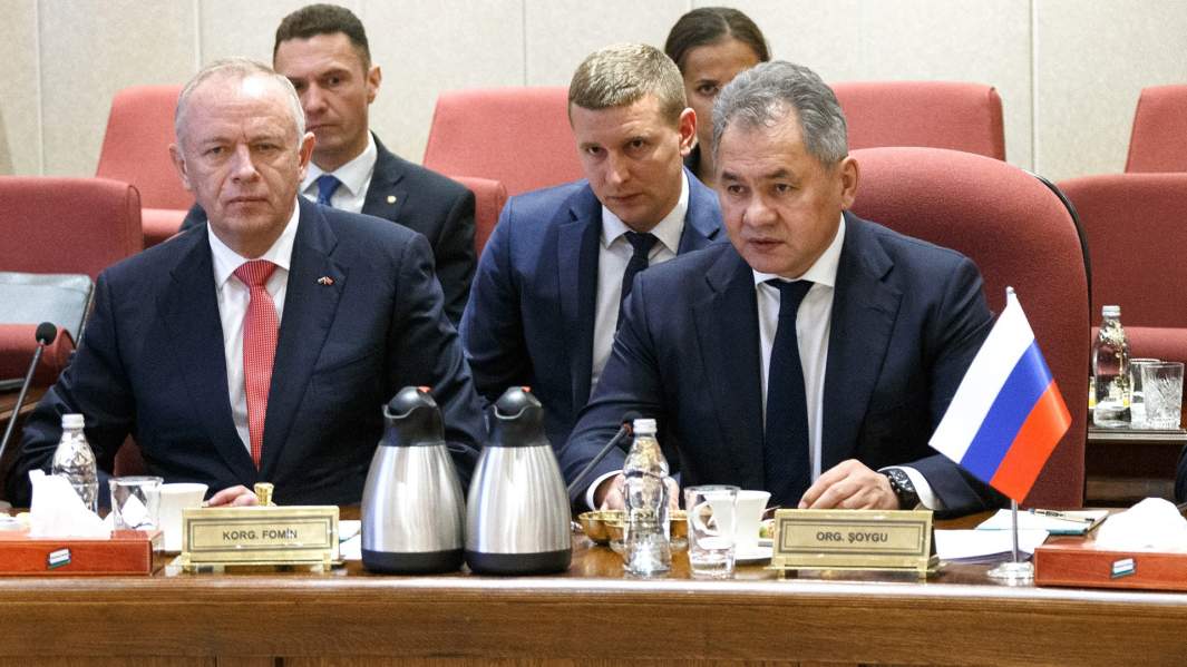 Министр обороны РФ Сергей Шойгу (справа) во время встречи в Анкаре с министром обороны Турции Хулуси Акаром