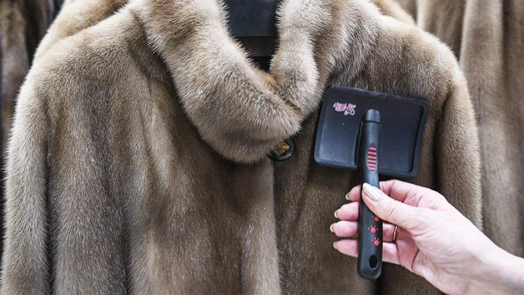 шубы в магазине