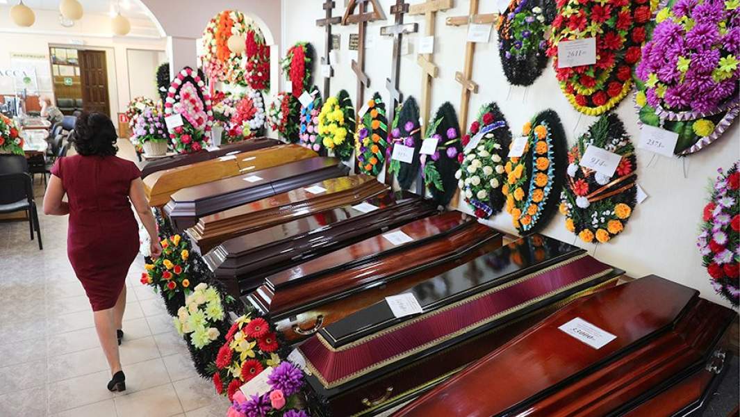 Продажа гробов, венков и крестов на могилы в одной из компаний по оказанию ритуальных услуг