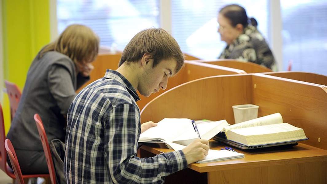 Посетители в зале литературы по общественным и гуманитарным наукам Российской государственной библиотеки для молодежи