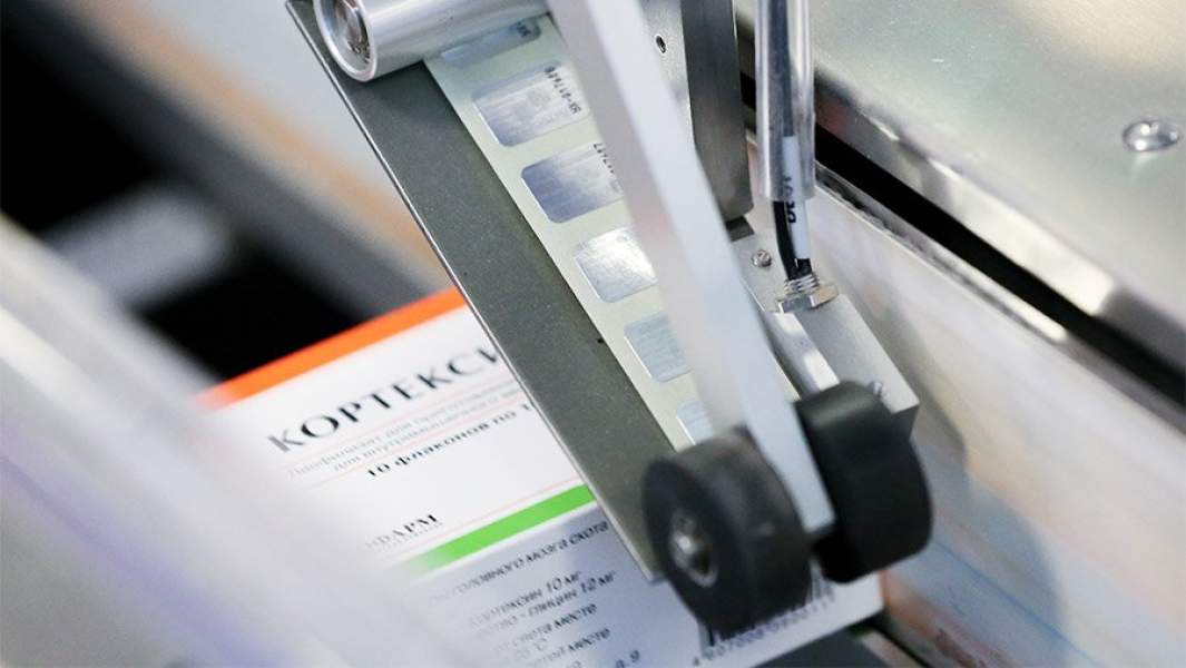 Маркировка лекарственного препарата на фармацевтическом заводе 