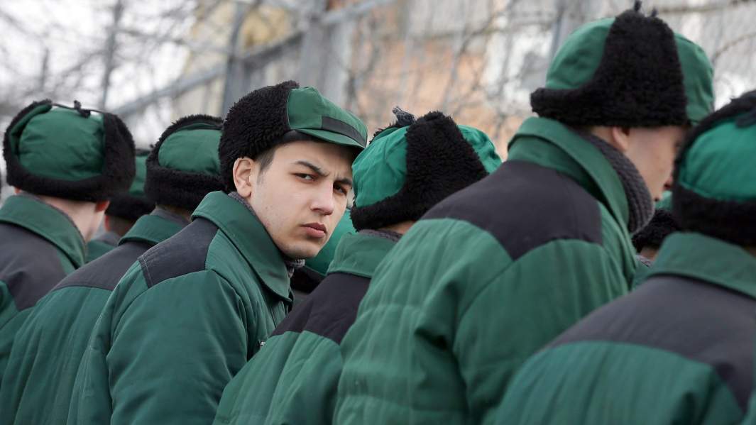 Стало известно, за что школьники окунули в унитаз юную звезду из Москвы