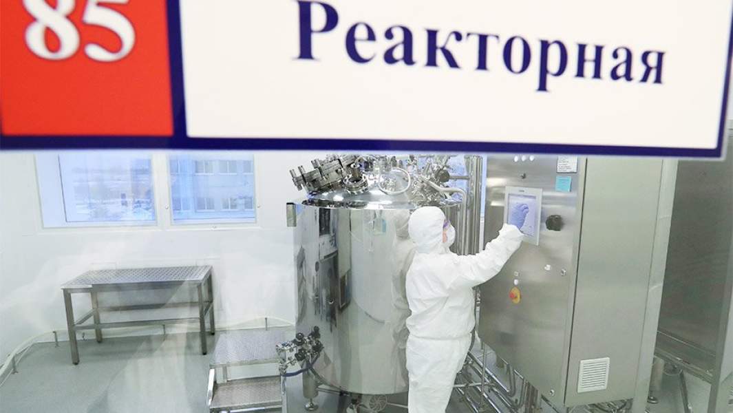 Сотрудник в защитной одежде в цехе "Гриппозные препараты"