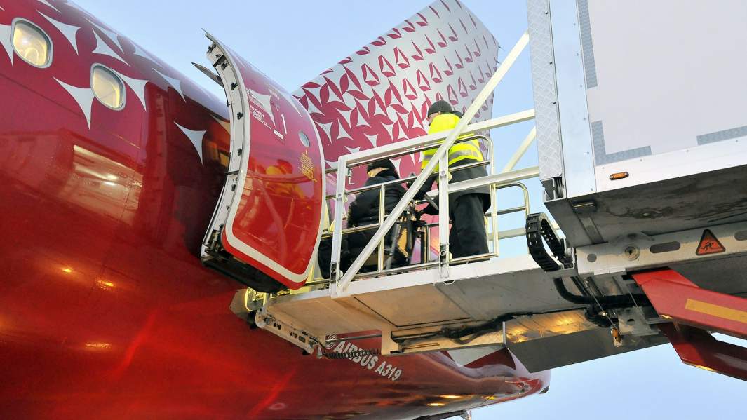 Посадка пассажира с ограниченными возможностями в самолет при помощи амбулифта