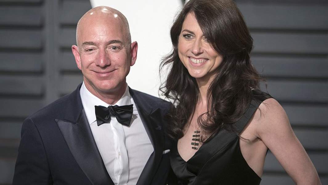 Глава Amazon Джефф Безос с бывшей супругой Маккензи