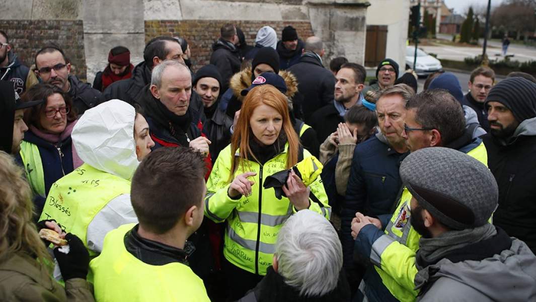 Одна из представителей «желтых жилетов» Ингрид Левавассер (в центре)