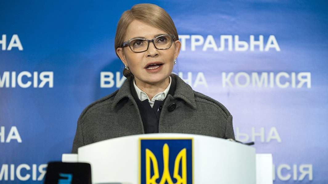 Юлия Тимошенко во время брифинга в ЦИК после получения удостоверения кандидата на пост президента Украины от партии «Батькивщина»