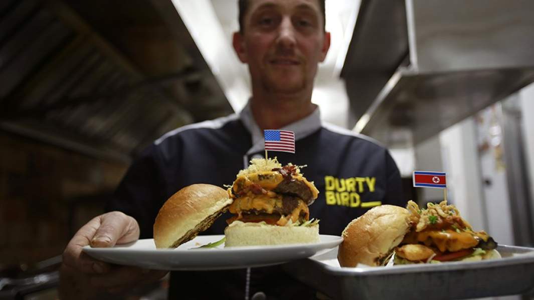 Бургеры вдохновленные тематикой саммит лидеров США и КНДР, "Вкусный Ким" и "Грязный Трамп"