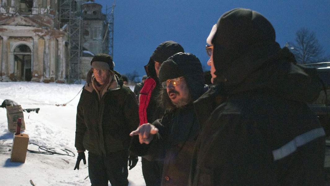 Режиссер Алексей Балабанов (второй справа) на съемочной площадке фильма "Я тоже хочу"