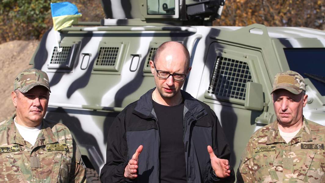 Бывший премьер-министр Украины Арсений Яценюк (в центре) во время осмотра хода строительства укреплений в рамках проекта «Стена» на украинско-российской границе