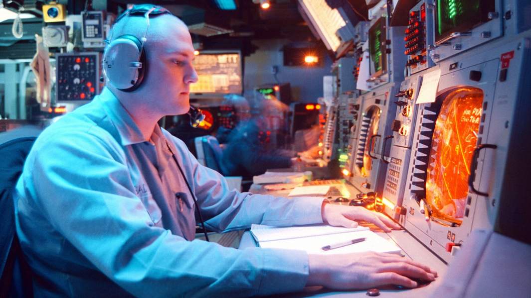 Панель управления системой на борту ракетного крейсера типа «Тикондерога» ВМС США (1997 г.)