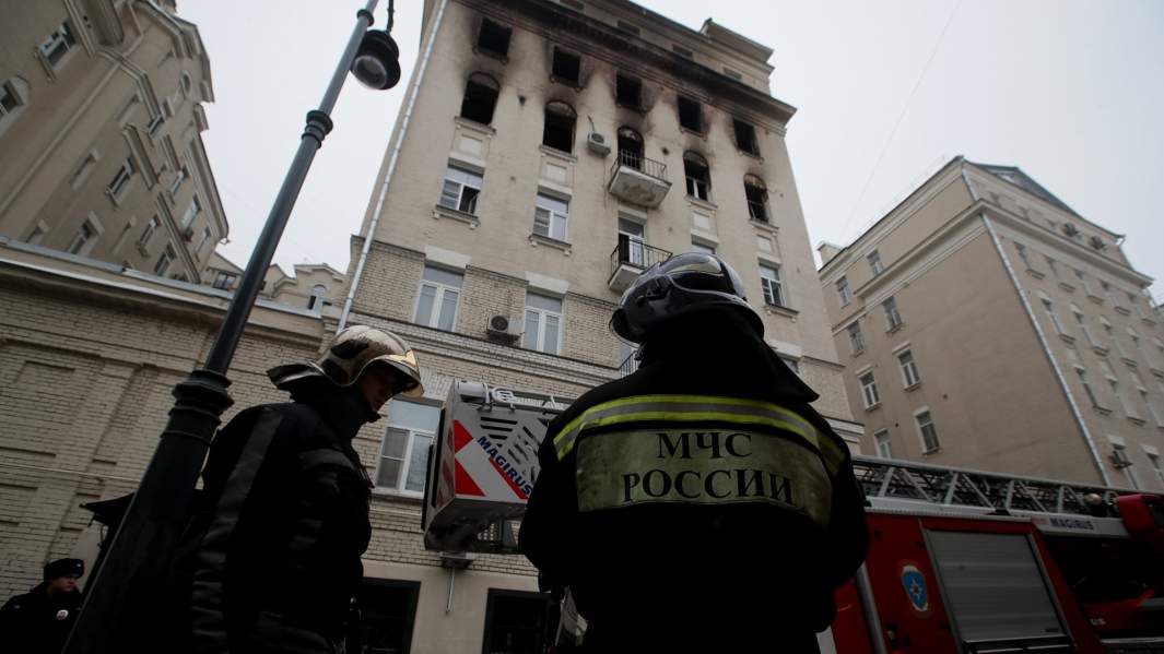 Сотрудники пожарной службы на месте пожара в жилом доме на Никитском бульваре в Москве
