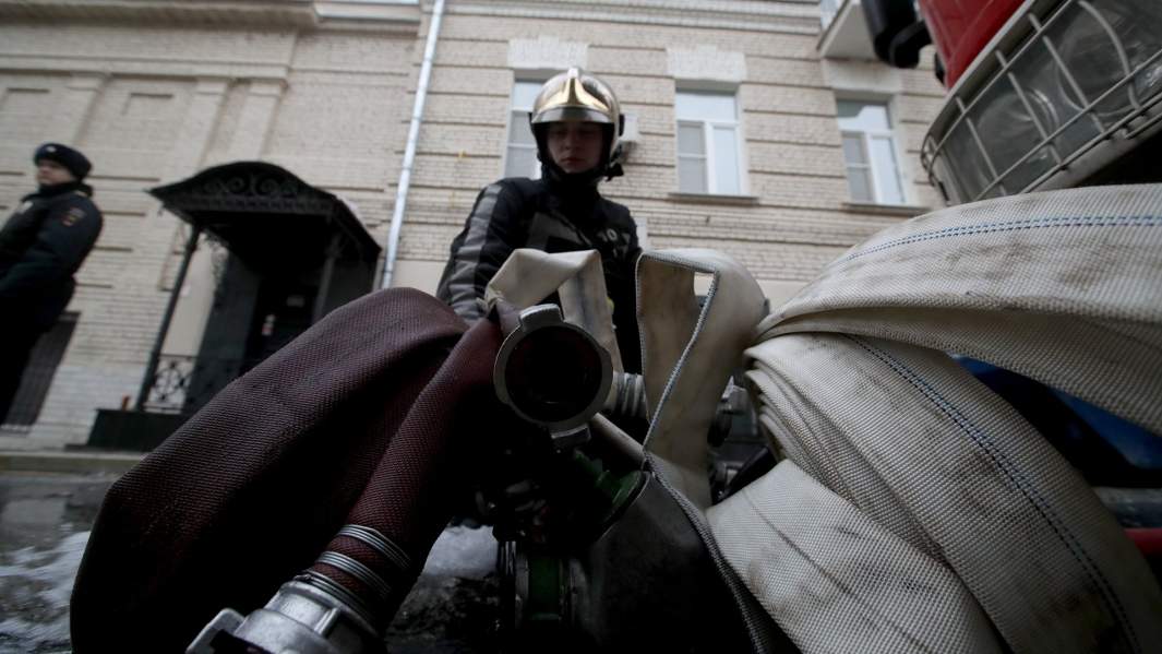 Сотрудники пожарной службы у здания на Никитском бульваре