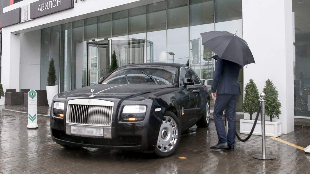 Автомобиль Rolls Royce у дилерского центра