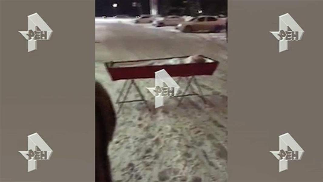 Гроб с телом Валерия Манеева около здания правительства Самарской области