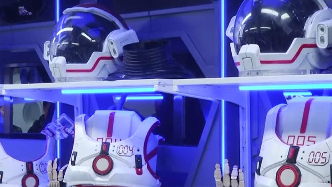 шлемы и скафандры в "марсианском лагере" в Китае