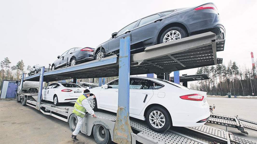 автовоз с новыми автомобилями Ford
