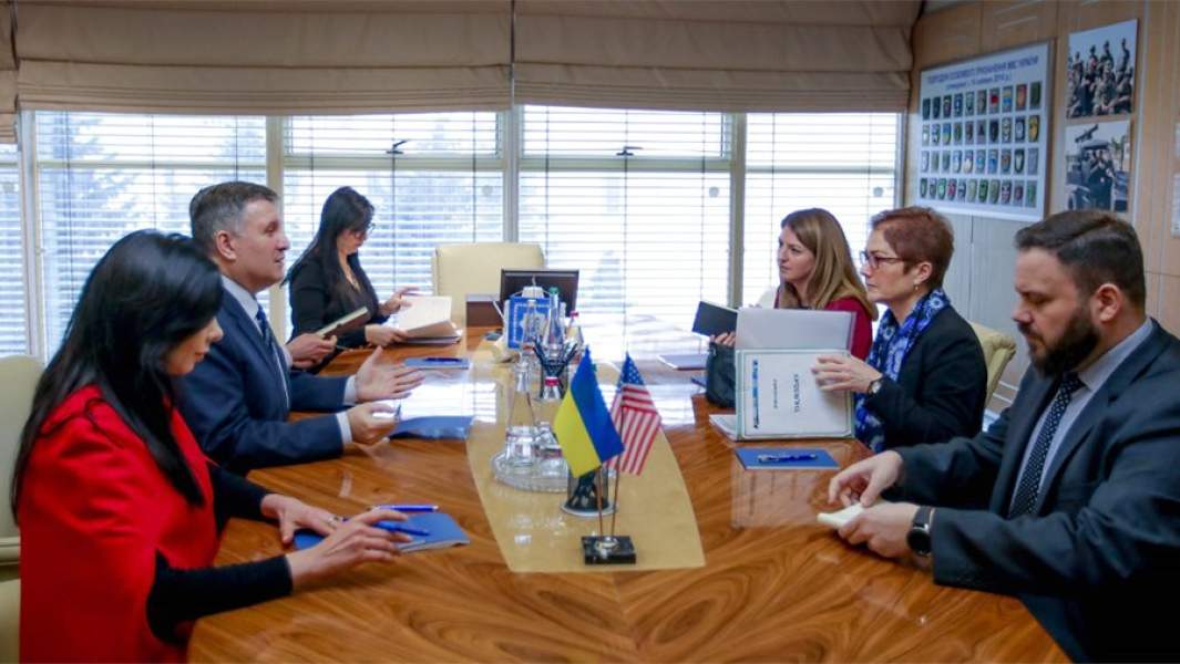 Mинистр внутренних дел Украины Арсен Аваков во время встречи с послом США на Украине Мари Йованович