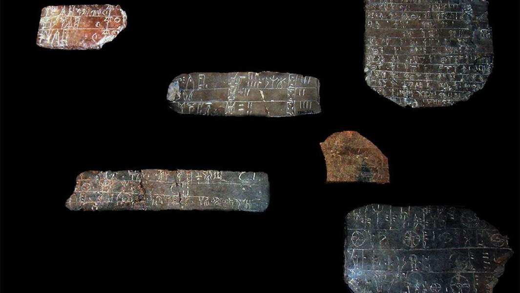 Таблички с текстами из раскопок Кносса