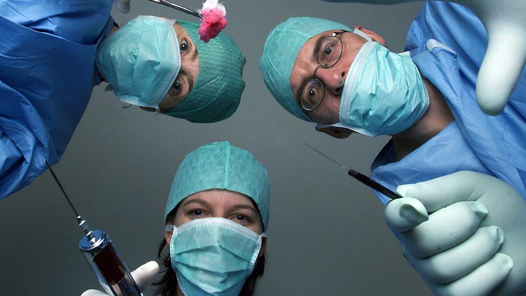 Можно ли пластическим хирургам оперировать своих родственников?