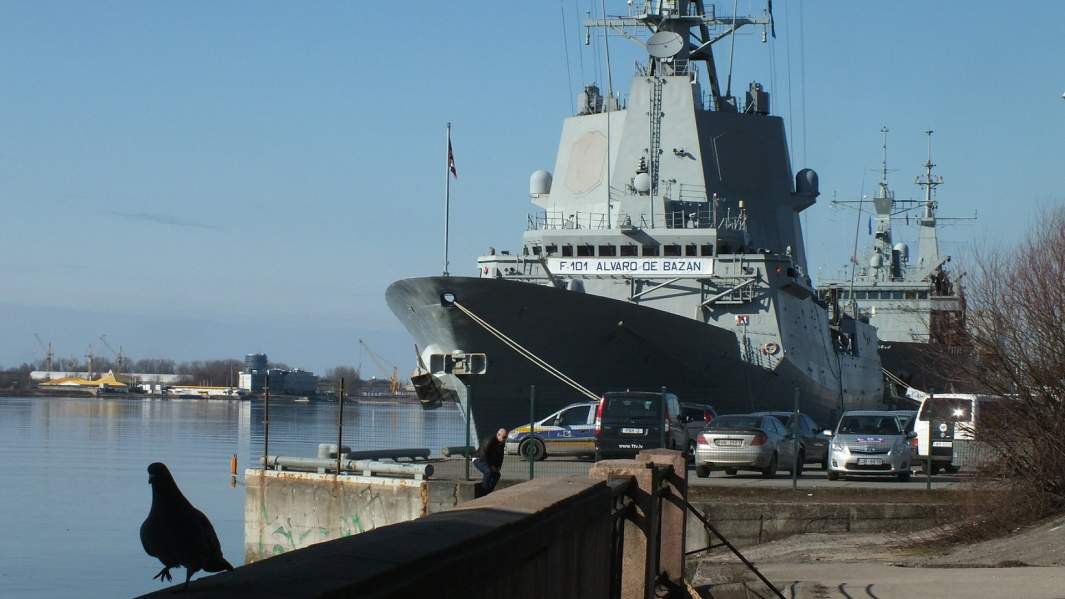 Военный корабль НАТО в порту Риги