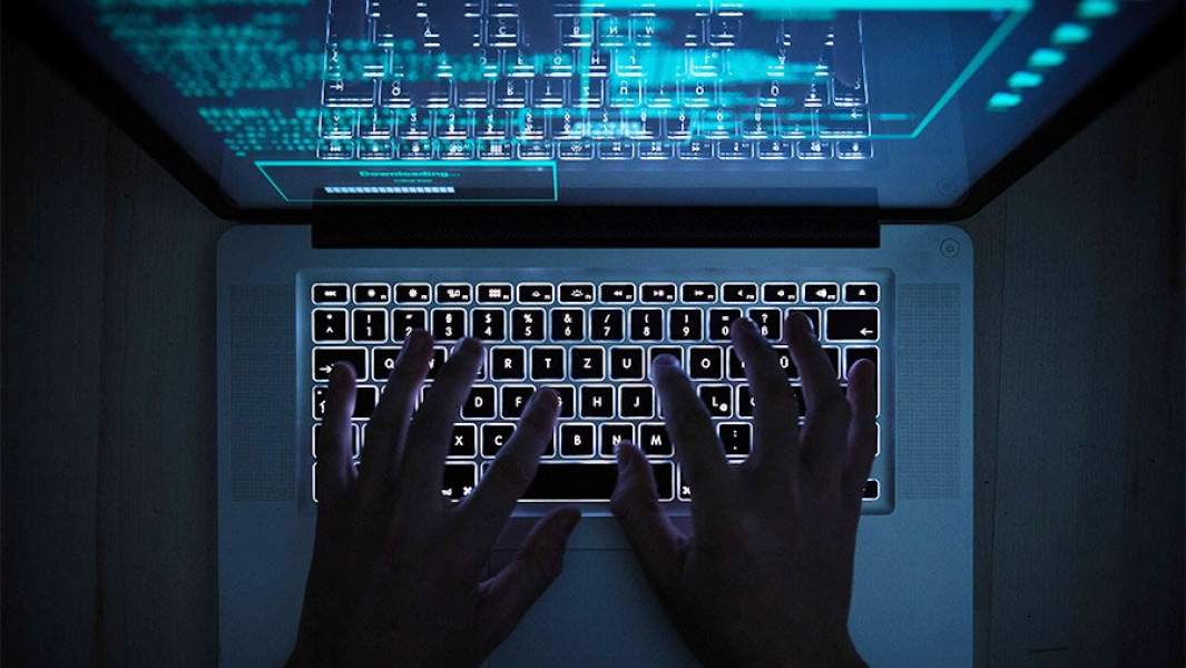 светящийся ноутбук в темной комнате