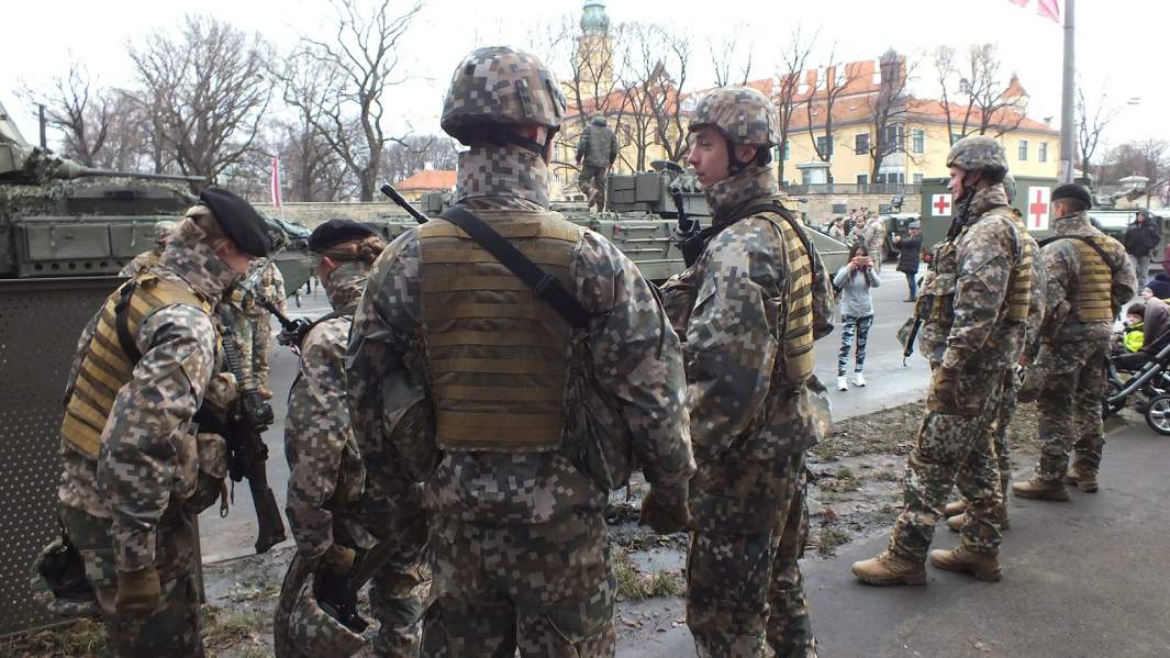 Военнослужащие НАТО на улицах Риги