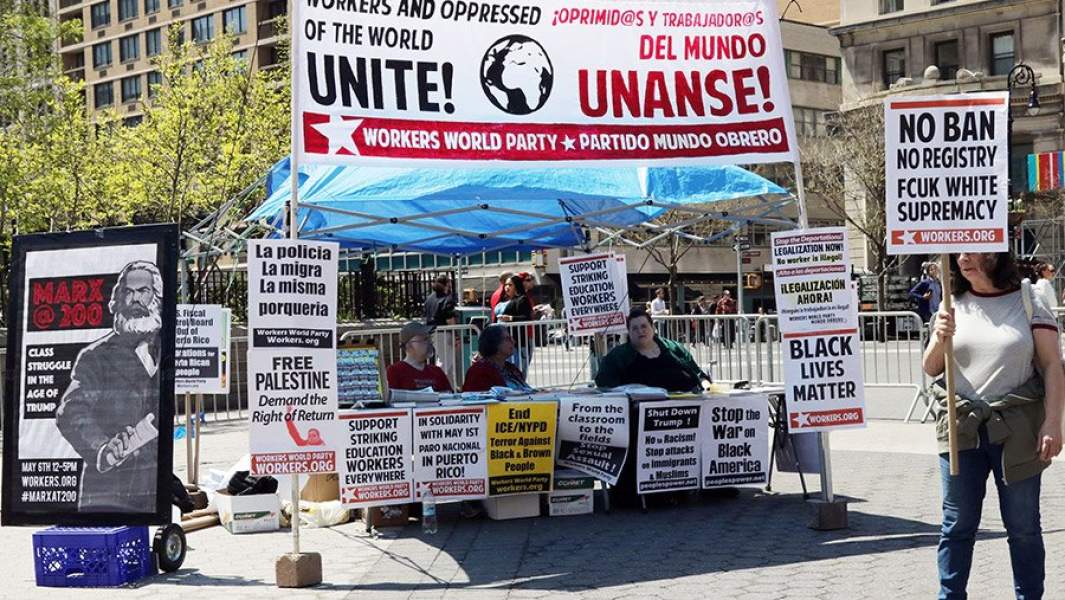 Палатка с плакатамив поддержку солидарности рабочих на Первомай