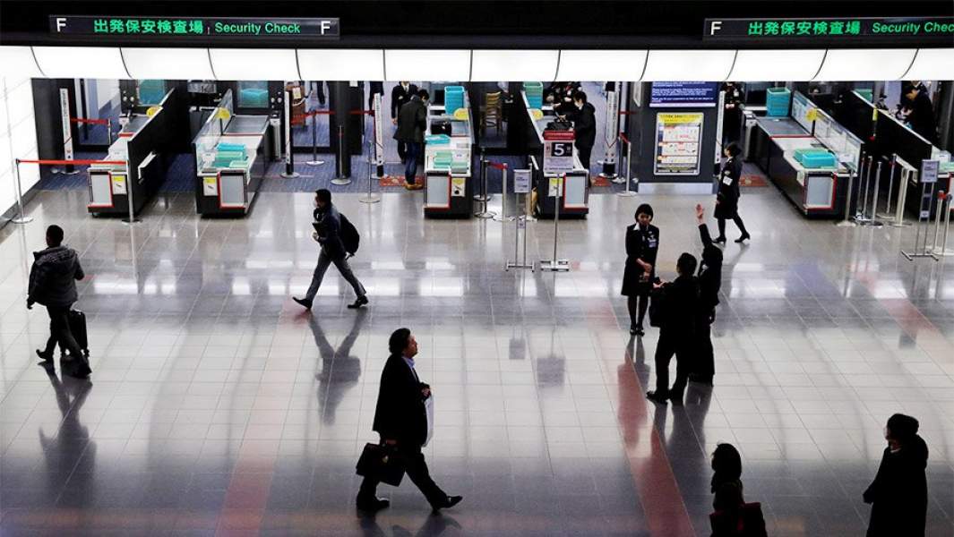 проверка безопасности в аэропорту Токио