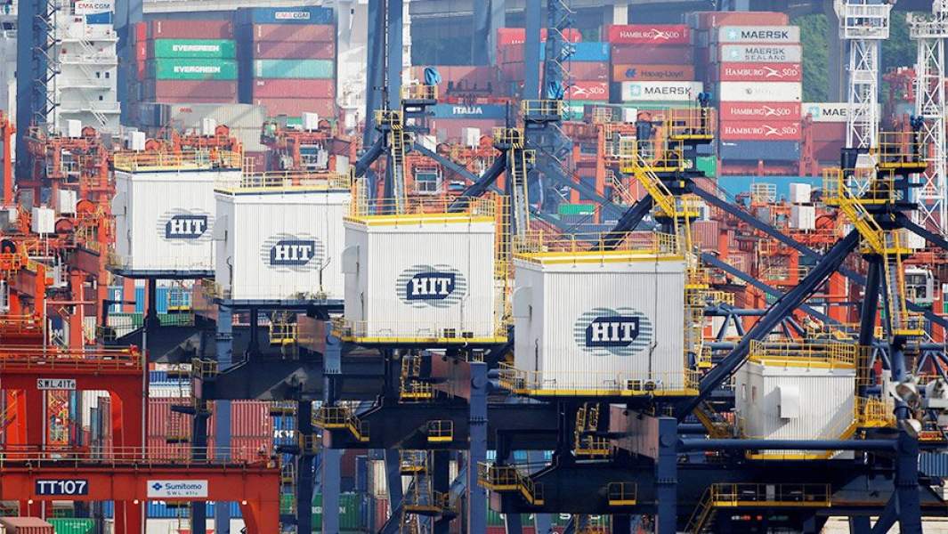 Морские контейнеры в гонконгском терминале