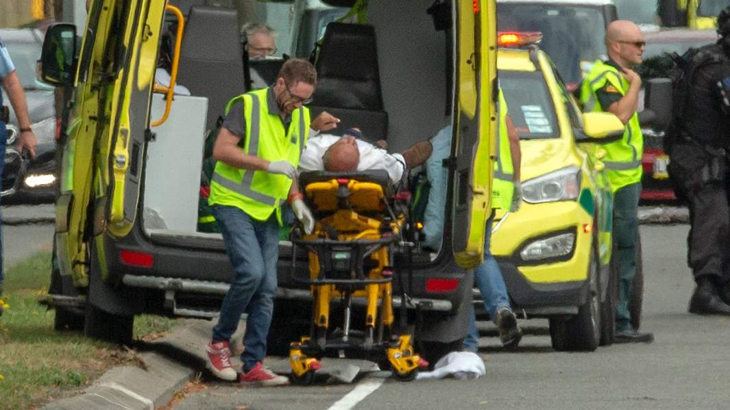 Скороая помощь увозит пострадавшего во время стрельбы у мечети Аль-Нур