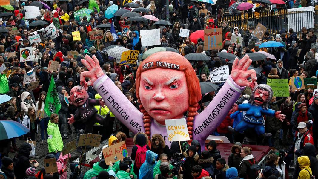 Гигантская кукла Греты Тунберг на демонстраци студентов в Дюссельдорфе