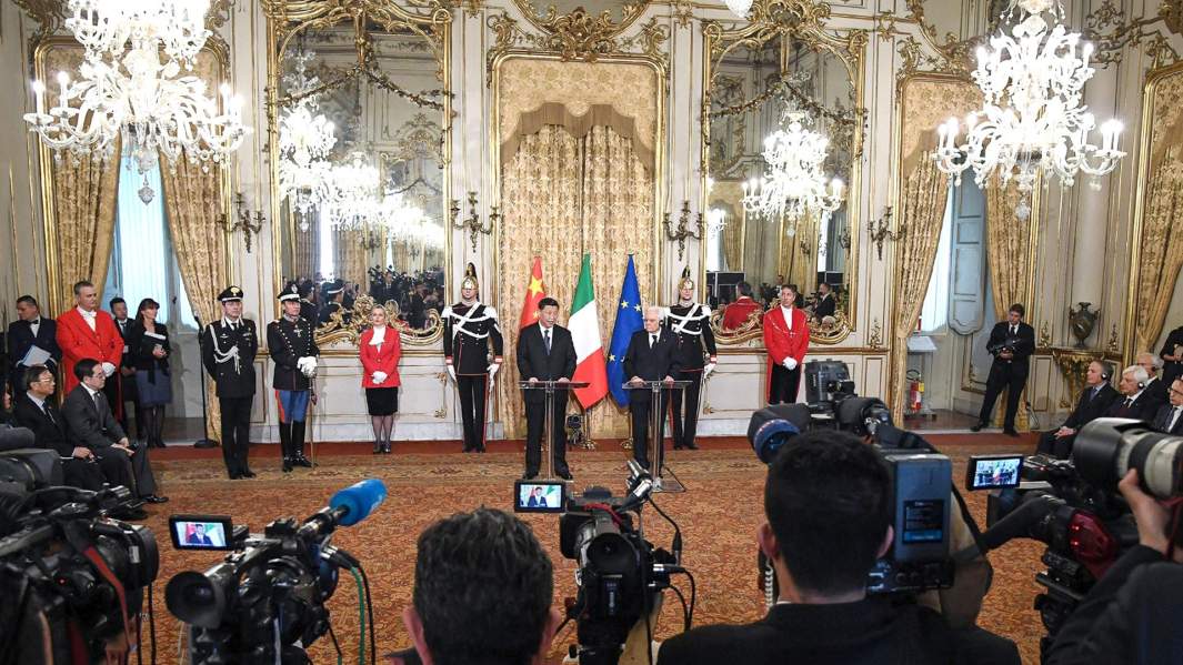 Президент Италии Серджо Маттарелла и президент Китая Си Цзиньпин на пресс-конференции во Дворце Квиринал в Риме, Италия