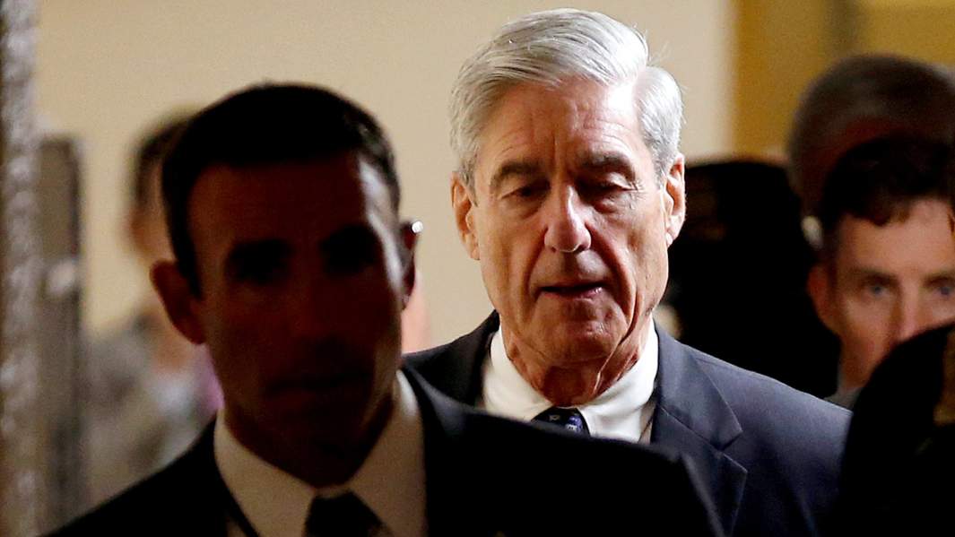 Роберт Мюллер после брифинга для членов сената США