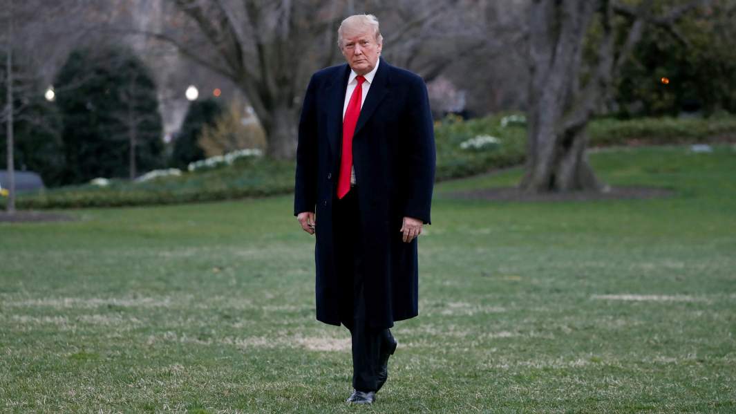 Дональд Трамп возвращается в Белый дом, после того как генеральный прокурор США Уильям Барр доложил лидерам конгресса о представлении доклада специального советника Роберта Мюллера 