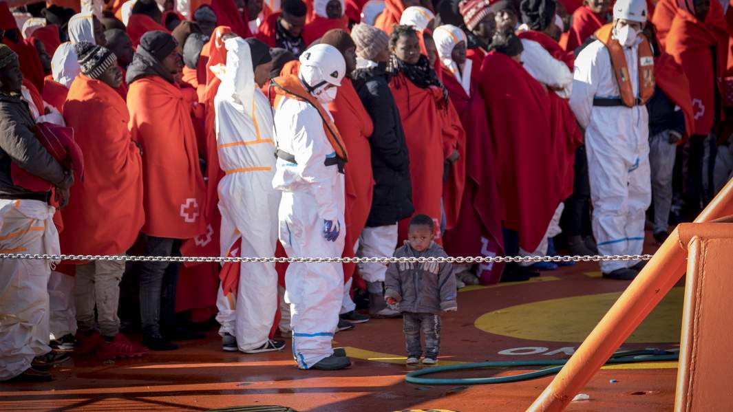 Испанское морское судно со спасенными мигрантами на борту