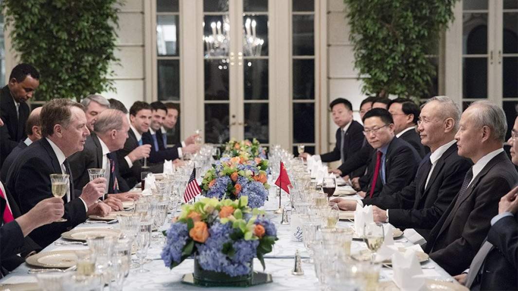 оберт Лайтхайзер и вице-премьер Китая Лю Он  во время обеда с членами делегаций США и Китая